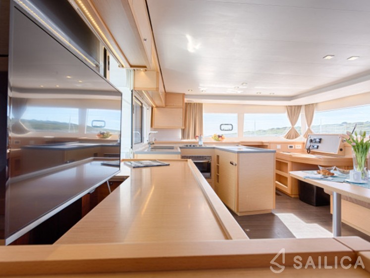 Lagoon 450  Flybridge - Yacht Charter Sailica