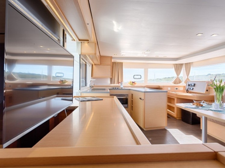 Lagoon 450  Flybridge - Yacht Charter Sailica