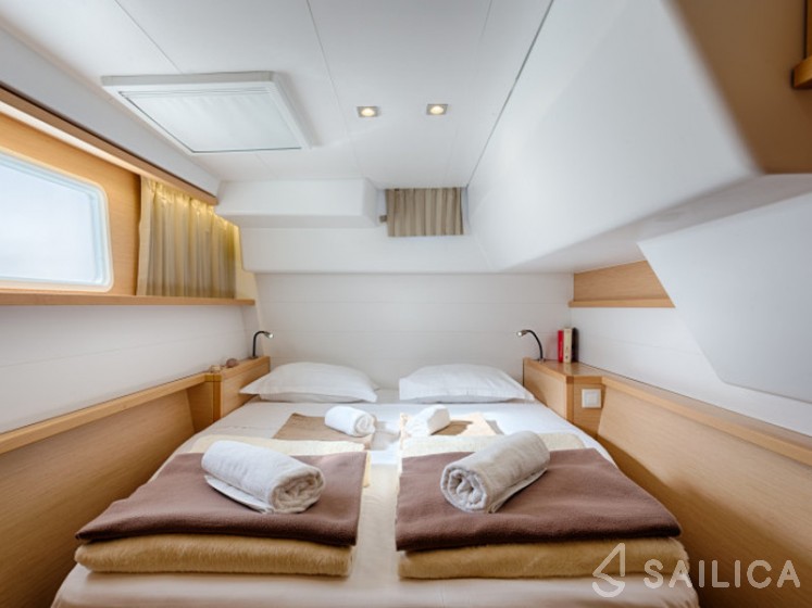 Lagoon 450  Flybridge - Yacht Charter Sailica