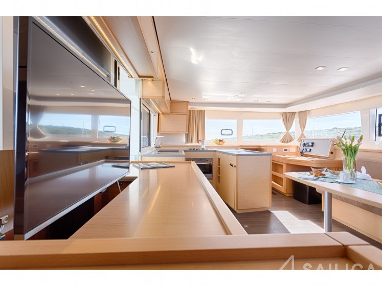 Lagoon 450  Flybridge - Yacht Charter Sailica