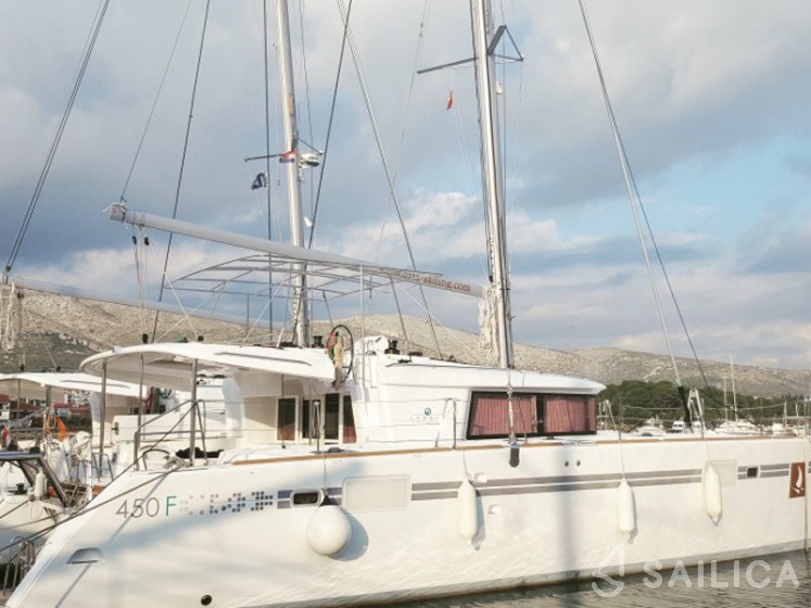 Lagoon 450  Flybridge - Yacht Charter Sailica