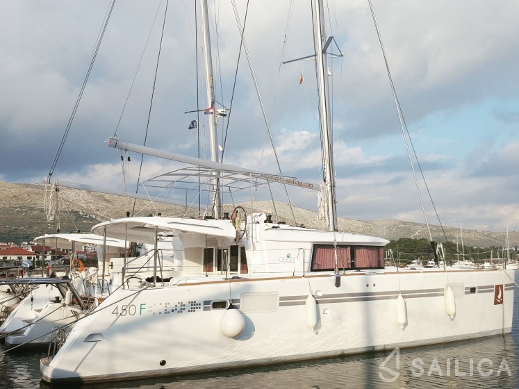 Lagoon 450  Flybridge - Yacht Charter Sailica
