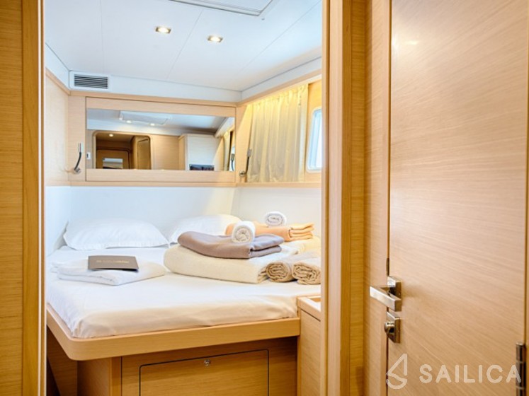 Lagoon 450  Flybridge - Yacht Charter Sailica