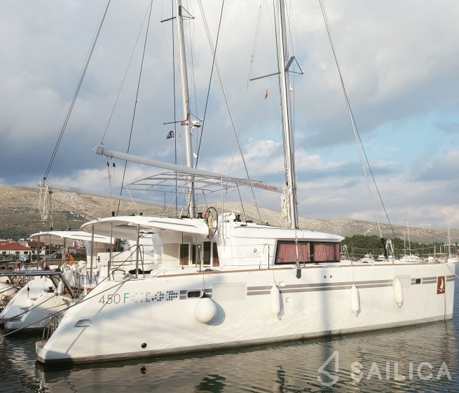 Lagoon 450  Flybridge - Yacht Charter Sailica
