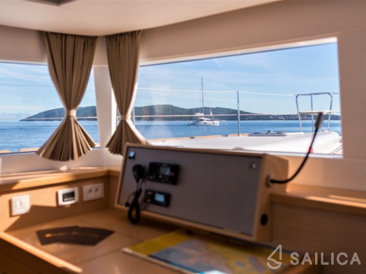 Lagoon 450  Flybridge - Yacht Charter Sailica