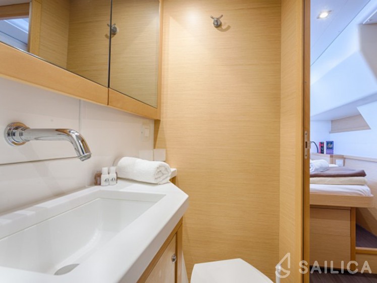 Lagoon 450  Flybridge - Yacht Charter Sailica
