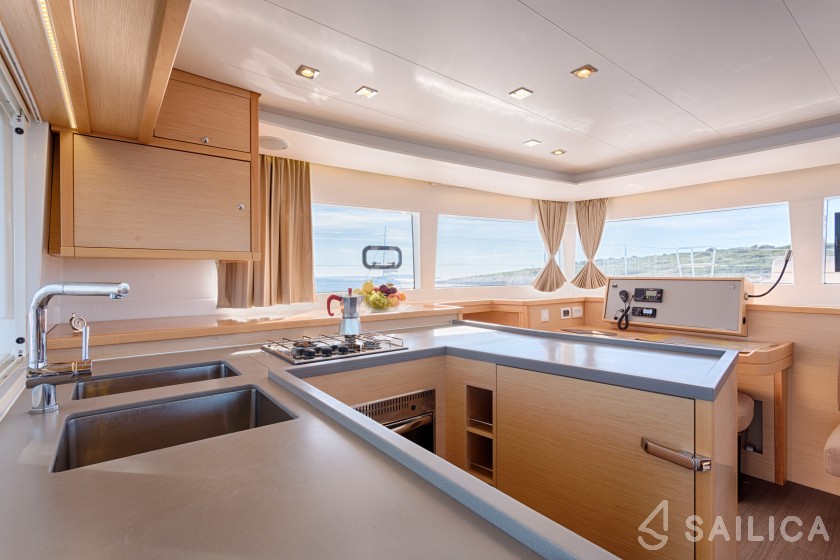 Lagoon 450  Flybridge - Yacht Charter Sailica