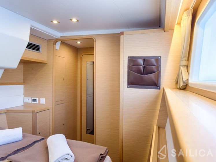 Lagoon 450  Flybridge - Yacht Charter Sailica