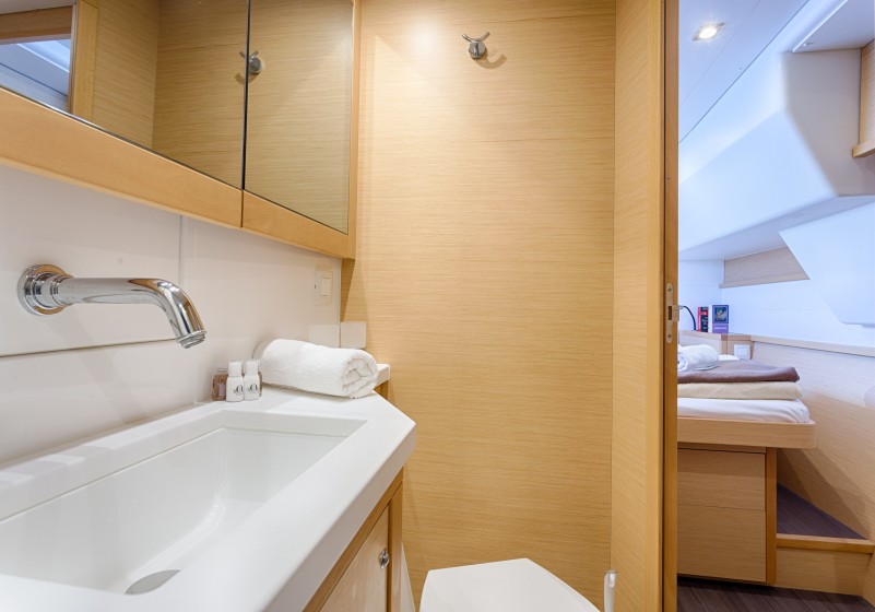 Lagoon 450  Flybridge - Yacht Charter Sailica