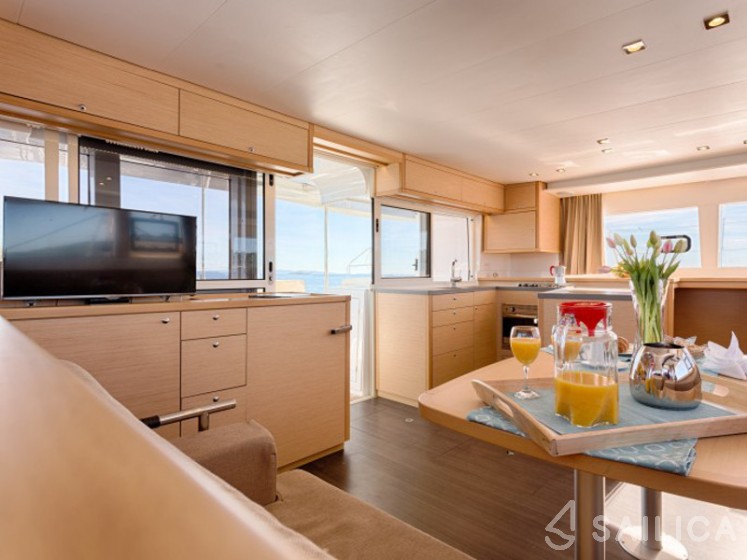 Lagoon 450  Flybridge - Yacht Charter Sailica