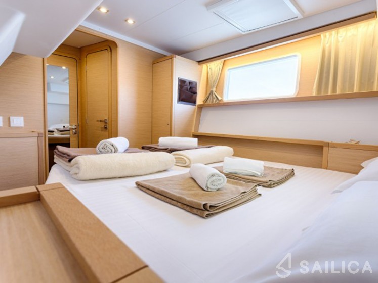 Lagoon 450  Flybridge - Yacht Charter Sailica