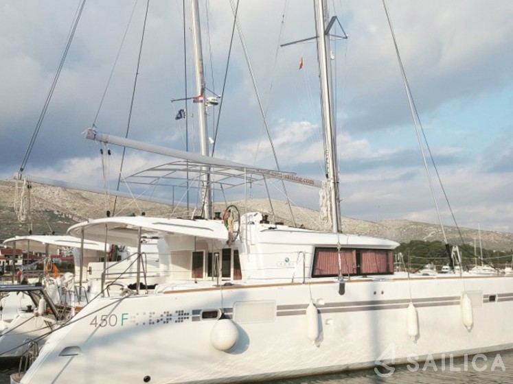 Lagoon 450  Flybridge - Yacht Charter Sailica