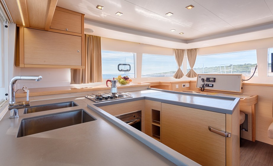 Lagoon 450  Flybridge - Yacht Charter Sailica