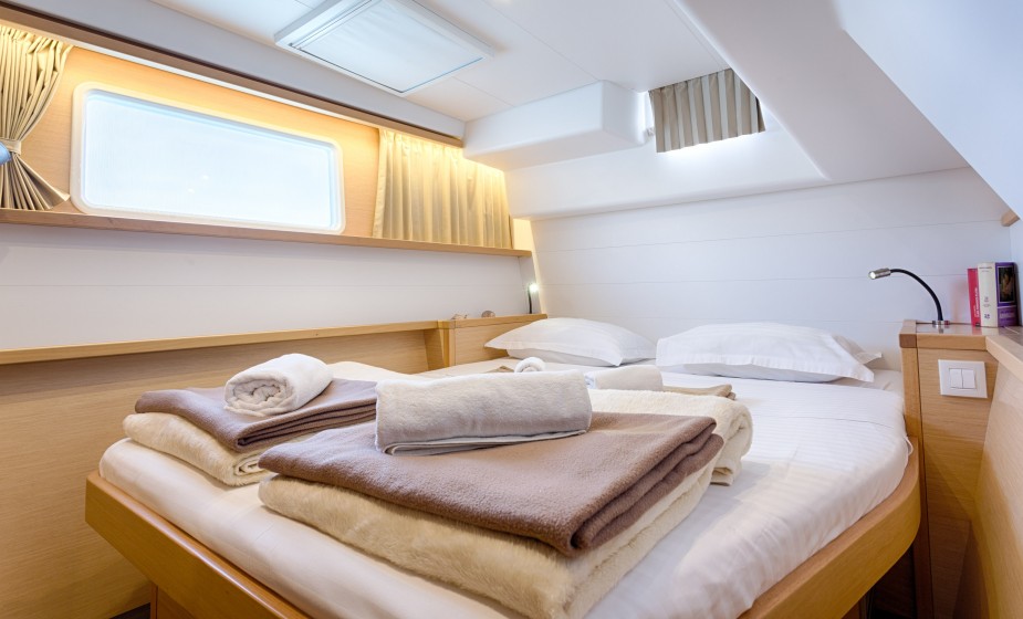 Lagoon 450  Flybridge - Yacht Charter Sailica