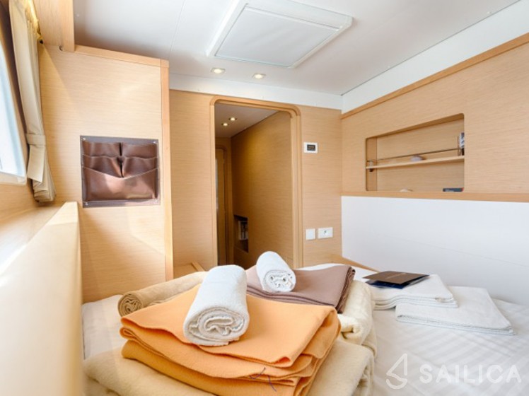 Lagoon 450  Flybridge - Yacht Charter Sailica