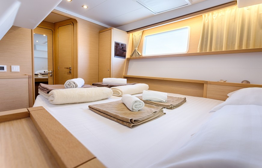 Lagoon 450  Flybridge - Yacht Charter Sailica