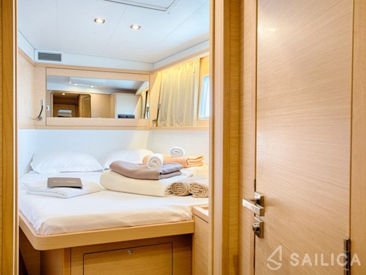 Lagoon 450  Flybridge - Yacht Charter Sailica