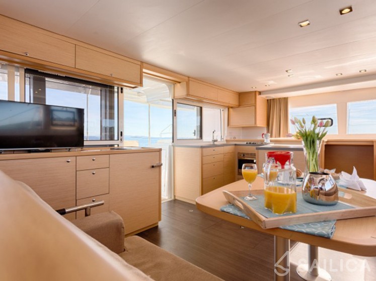 Lagoon 450  Flybridge - Yacht Charter Sailica