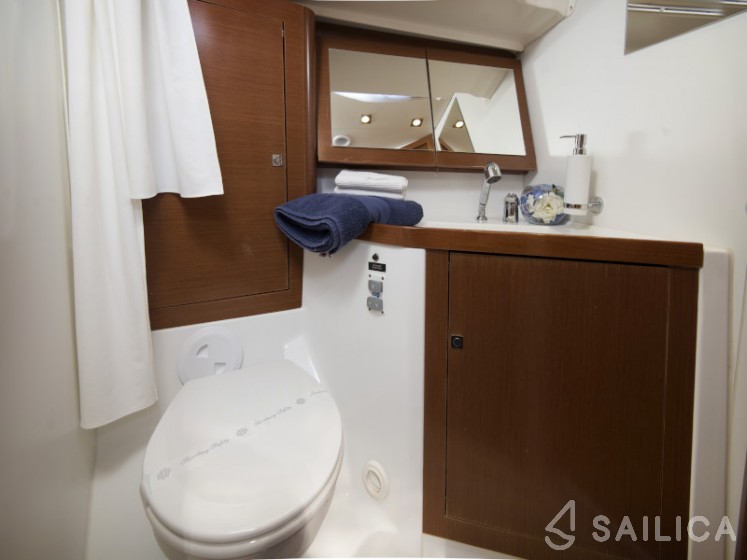 Oceanis 45 - Yacht Charter Sailica