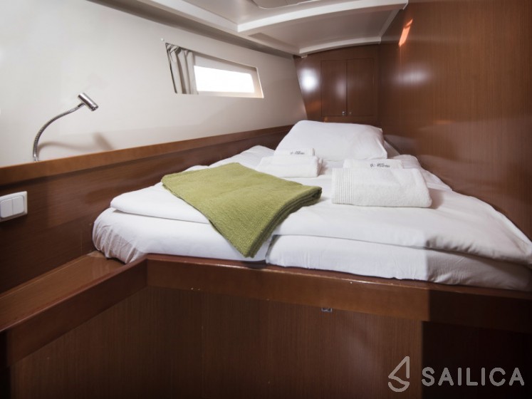 Oceanis 45 - Yacht Charter Sailica