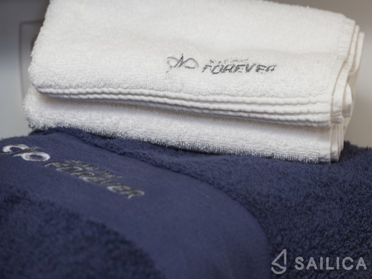 Oceanis 45 - Yacht Charter Sailica