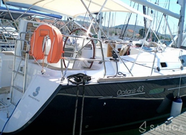 Oceanis 43 - Yacht Charter Sailica