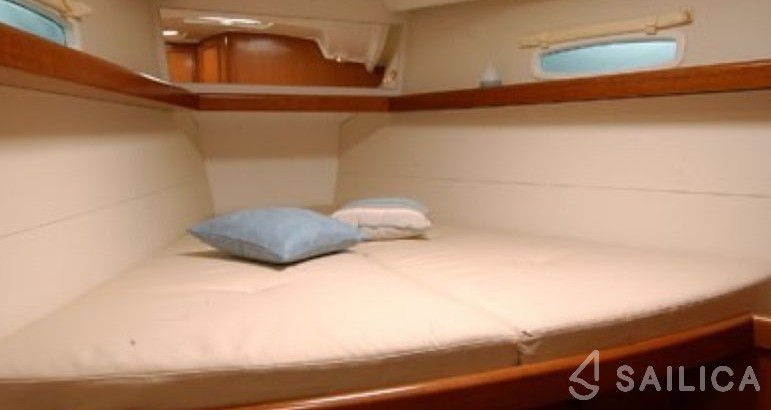 Oceanis 43 - Yacht Charter Sailica