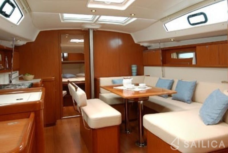 Oceanis 43 - Yacht Charter Sailica