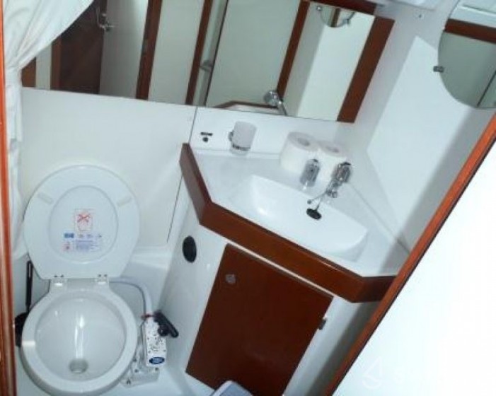 Oceanis 43 - Yacht Charter Sailica