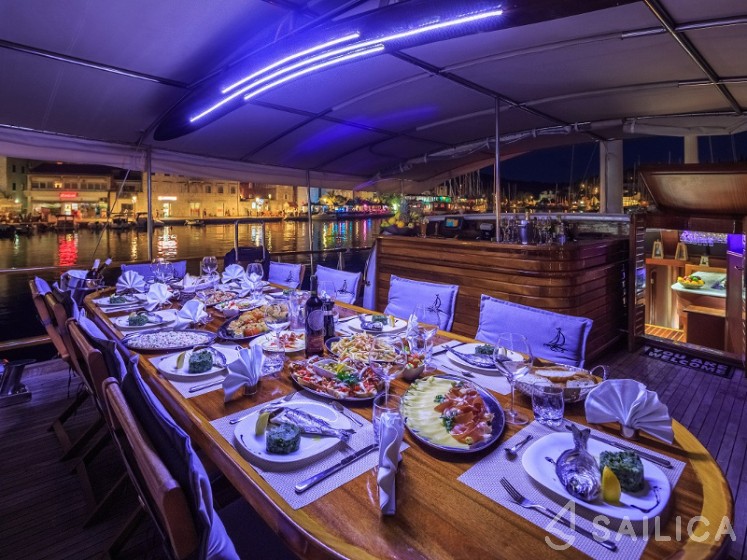Gulet - Yacht Charter Sailica