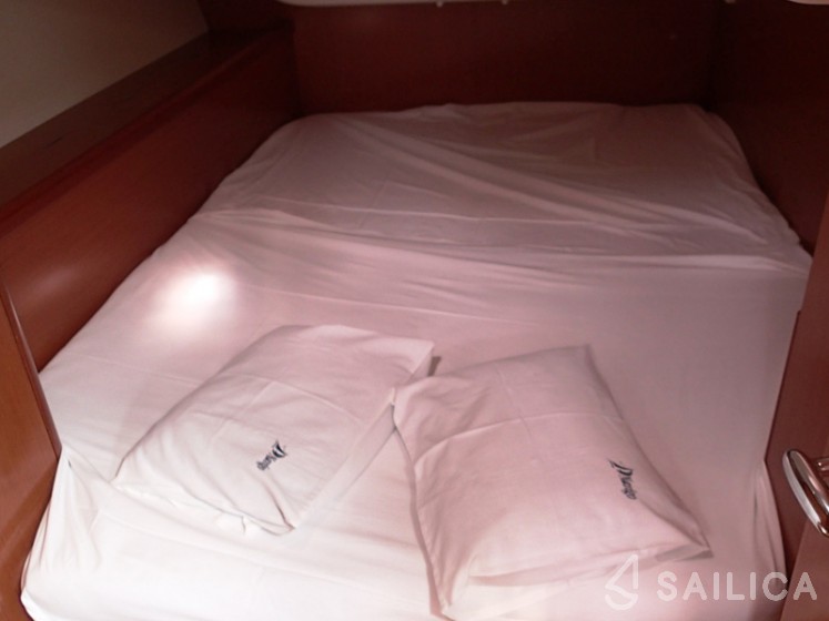 Oceanis 43 - Yacht Charter Sailica