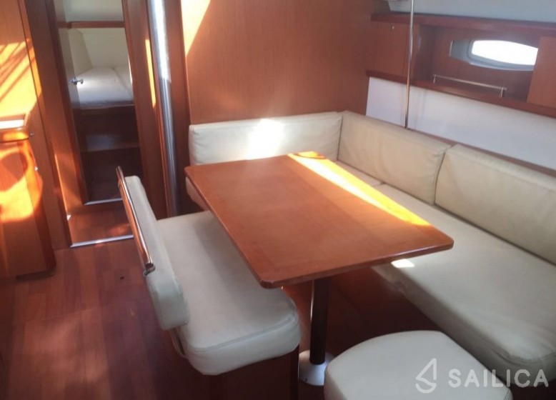 Oceanis 43 - Yacht Charter Sailica