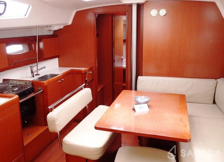 Oceanis 43 - Yacht Charter Sailica