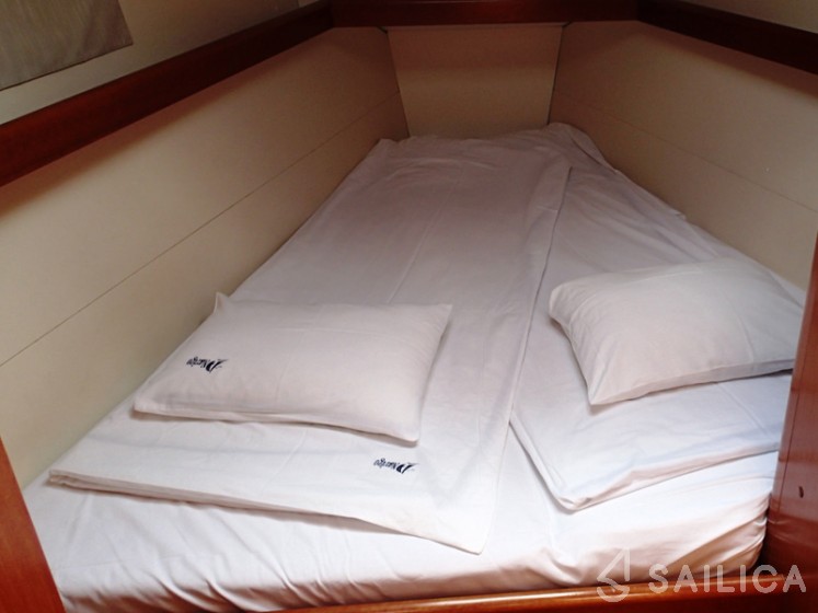 Oceanis 43 - Yacht Charter Sailica