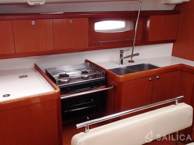 Oceanis 43 - Yacht Charter Sailica