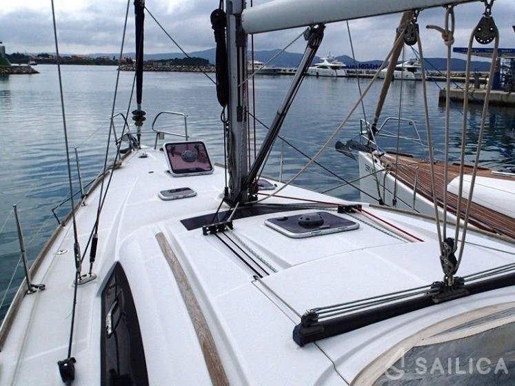 Oceanis 43 - Yacht Charter Sailica
