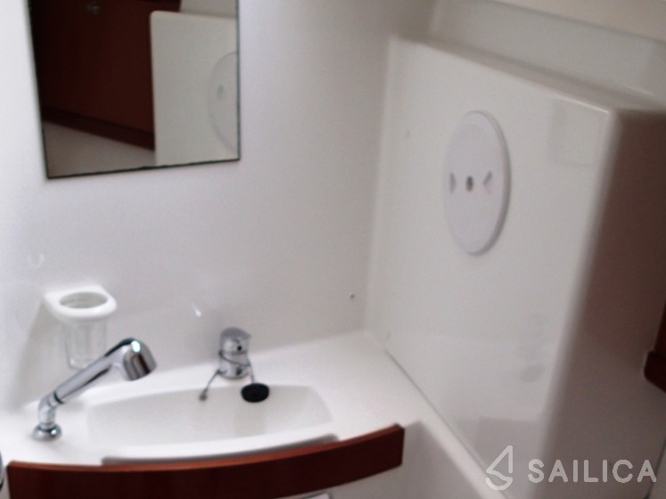 Oceanis 43 - Yacht Charter Sailica