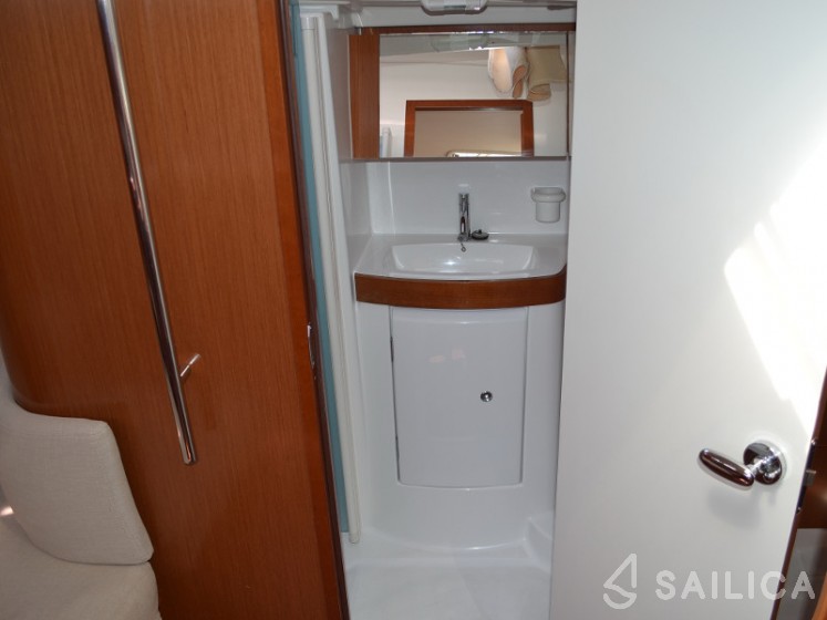 Oceanis 40 - Yacht Charter Sailica