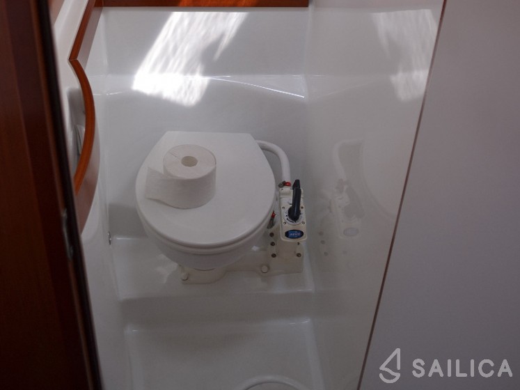 Oceanis 40 - Yacht Charter Sailica