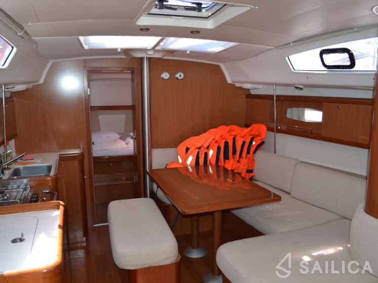 Oceanis 40 - Yacht Charter Sailica