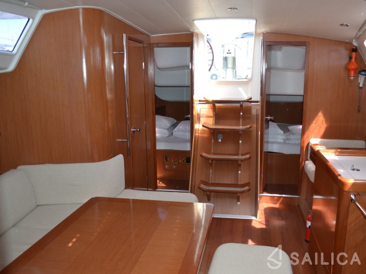 Oceanis 40 - Yacht Charter Sailica