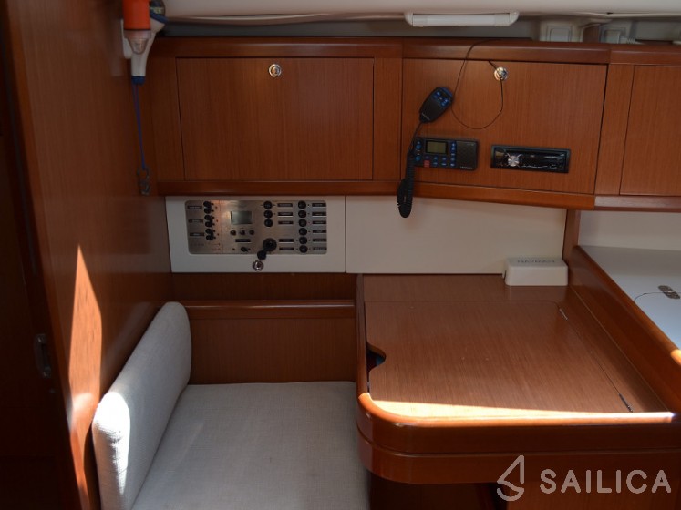 Oceanis 40 - Yacht Charter Sailica
