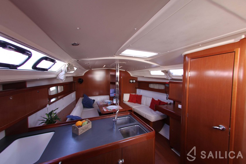 Oceanis 37 - Yacht Charter Sailica