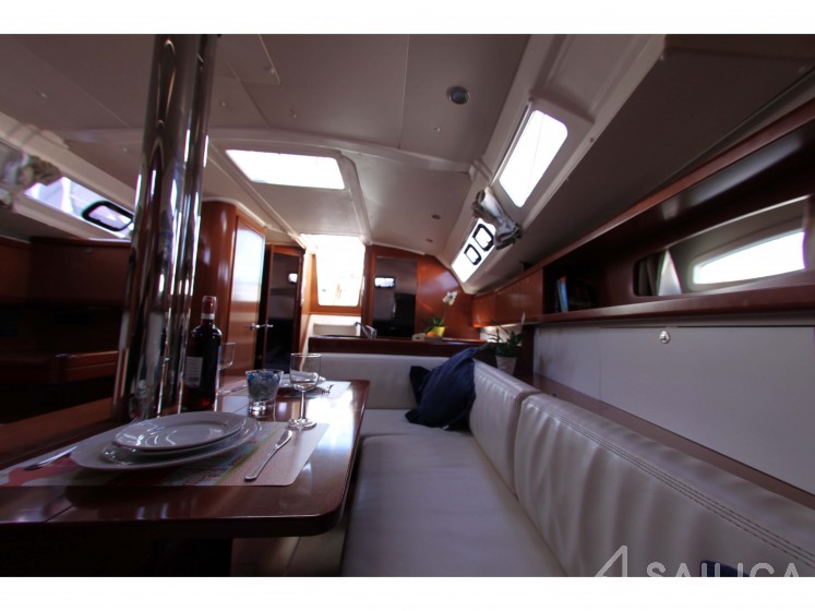Oceanis 37 - Yacht Charter Sailica