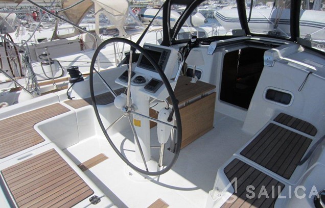 Oceanis 37 - Yacht Charter Sailica