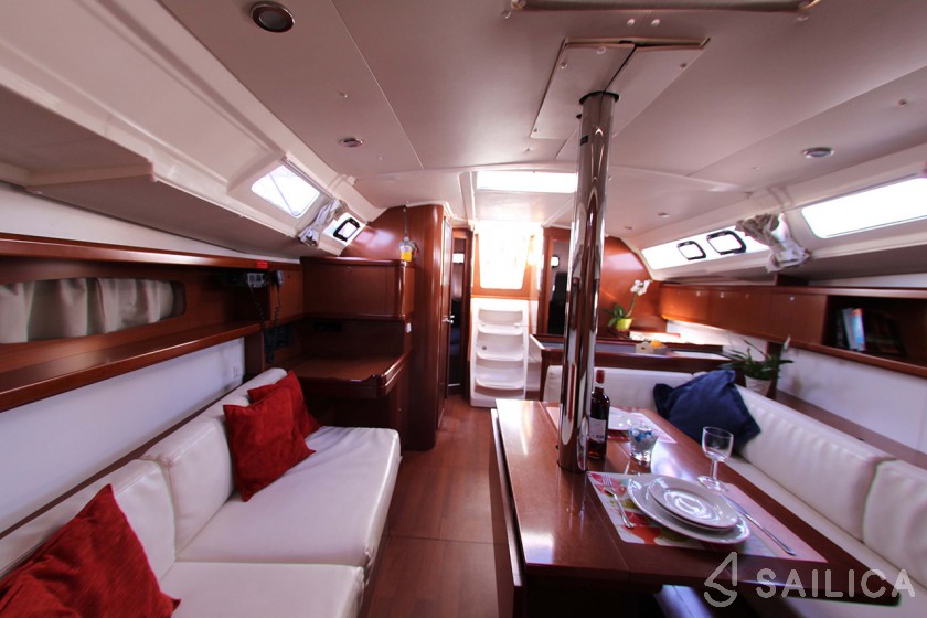 Oceanis 37 - Yacht Charter Sailica