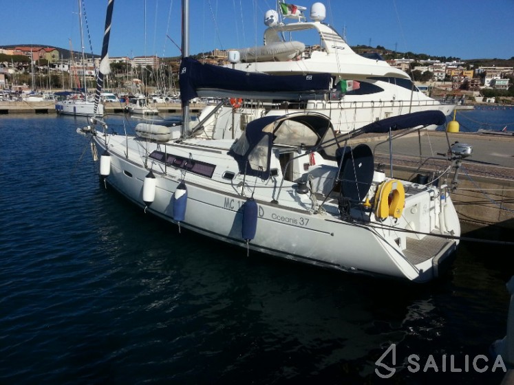 Oceanis 37 - Yacht Charter Sailica