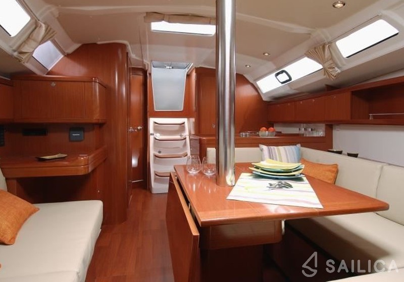 Oceanis 37 - Yacht Charter Sailica