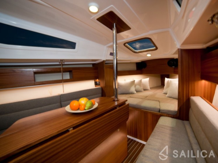 Maxus 26 Prestige - Yacht Charter Sailica
