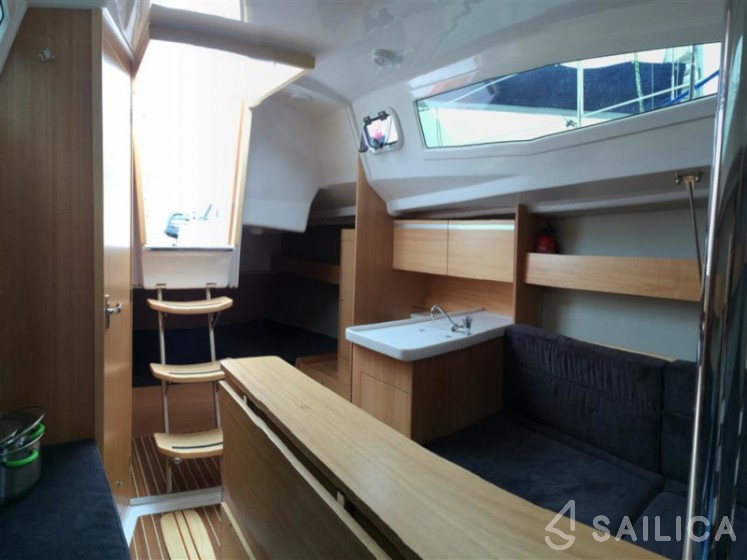 Maxus 26 Prestige - Yacht Charter Sailica